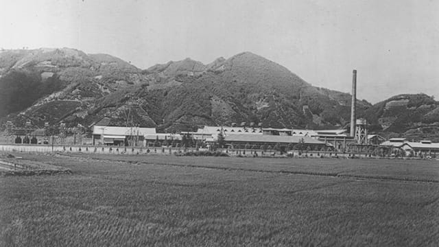 In 1933, Mochimune Works was built in the Mochimune area, Suruga Ward, Shizuoka City, which was rich in high quality water that is indispensable for the paper industry.  Shimizu Works, the place of foundation, mainly manufactured specialty paper such as communication paper and electrical insulation paper.  With the introduction of large-scale paper machines, Mochimune Works mainly focused on the mass production of printing paper and packaging paper.