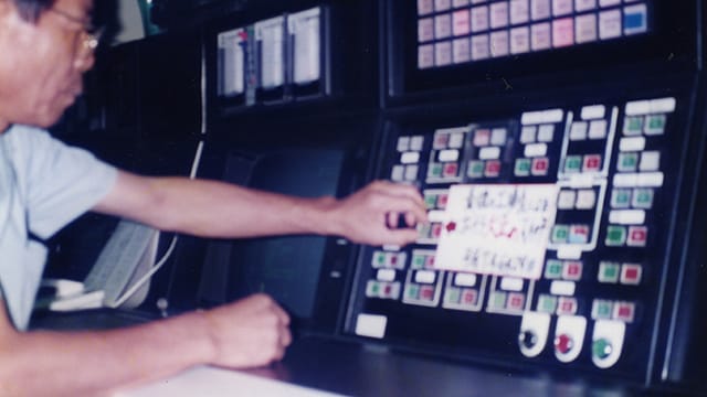 In 1995, Shingu Factory was closed due to withdrawal from the pulp business. The photo shows the factory manager who pressed the stop button on the recovery boiler.