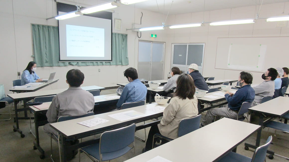 写真:グループ企業へのハラスメント研修の様子