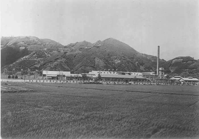 In 1933, Mochimune Works was built in the Mochimune area, Suruga Ward, Shizuoka City, which was rich in high quality water that is indispensable for the paper industry.  Shimizu Works, the place of foundation, mainly manufactured specialty paper such as communication paper and electrical insulation paper.  With the introduction of large-scale paper machines, Mochimune Works mainly focused on the mass production of printing paper and packaging paper.