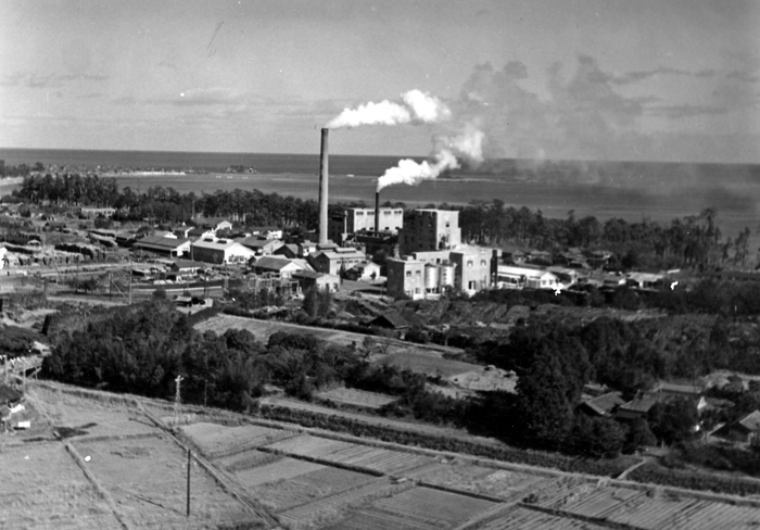 In 1945, TOMOEGAWA absorbed Shingu Mokuzai Pulp Corporation and established Shingu Works in Shingu city, Wakayama Prefecture, establishing a long-awaited integrated production system from pulp to paper.