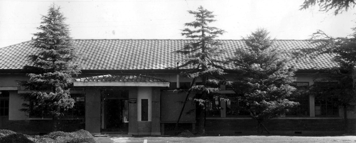 In 1949, TOMOEGAWA opened the Technical Research Center with Dr. Shinoda, a former professor at the University of Tokyo, as the first director.  At that time, there was a strong tendency to make paper with the experience and intuition of skilled workers, but the concept of numerical management using equipment was introduced.