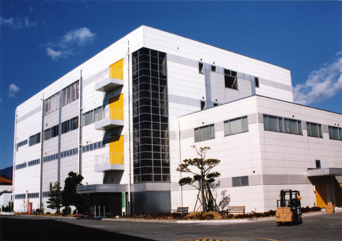 In 1989, the first building was completed at Shimizu Works.  Started full-scale production of electronic component materials and magnetic products as a semiconductor-related product factory.